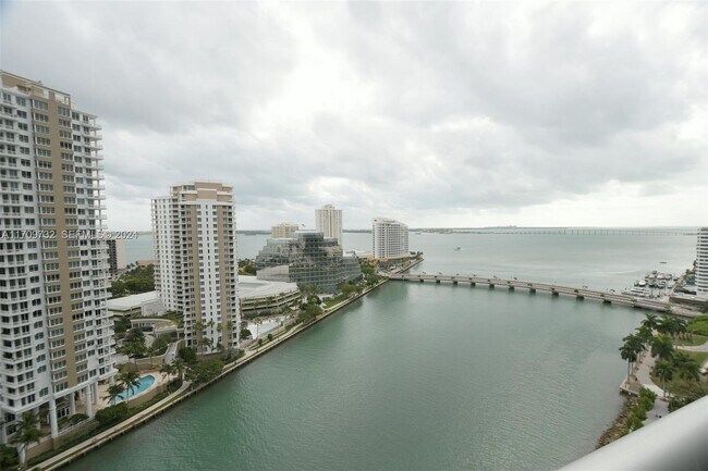 Building Photo - 495 Brickell Ave