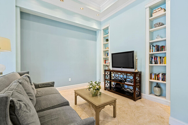 Building Photo - 720 S Sapodilla Ave