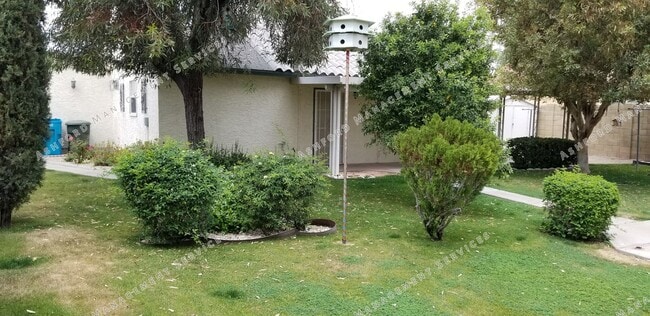 Building Photo - 3 BEDROOM 2 BATHROOM IN PHOENIX WITH TONS ...