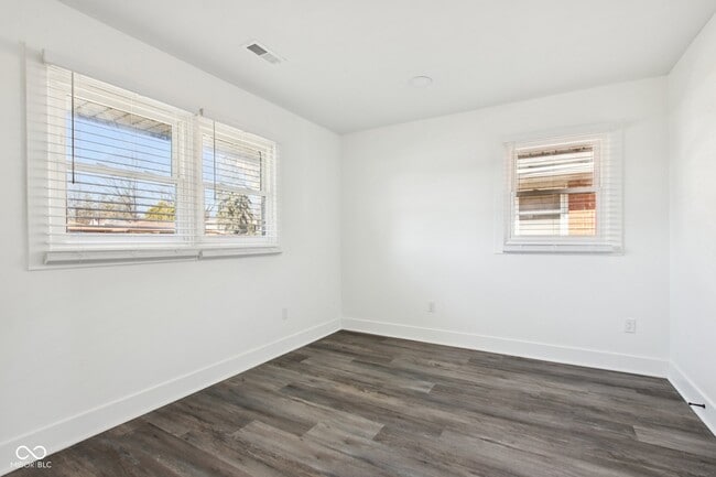 Building Photo - 21 N Devon Ave