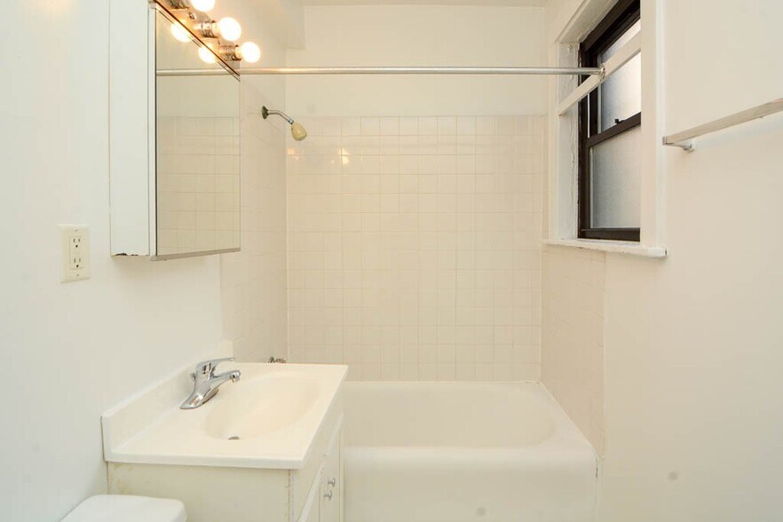 Building Photo - 545 W Wellington Ave