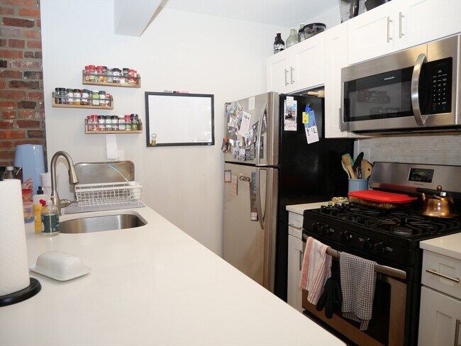 Building Photo - 255 Paris St