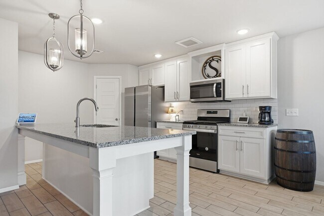 Building Photo - Welcome to this exceptionally well maintained like new home located in the Estates at Morrow Place