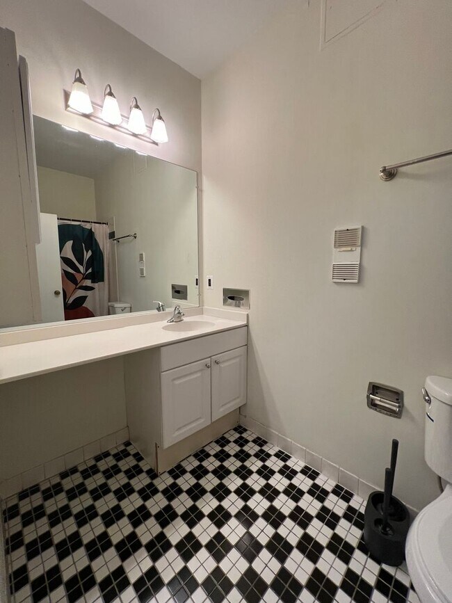 Building Photo - 1010 Race St