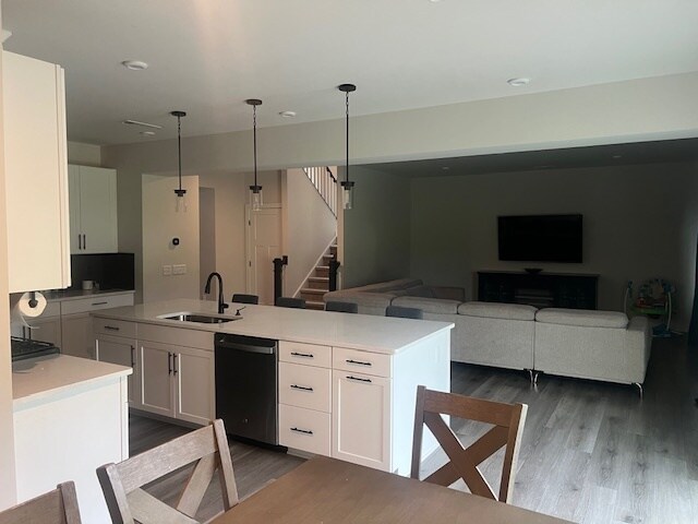 Building Photo - 932 Green Vly
