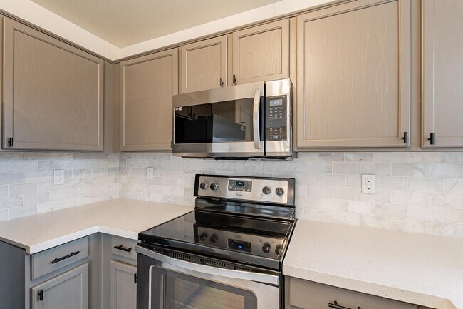 Building Photo - 338 N 152nd Dr