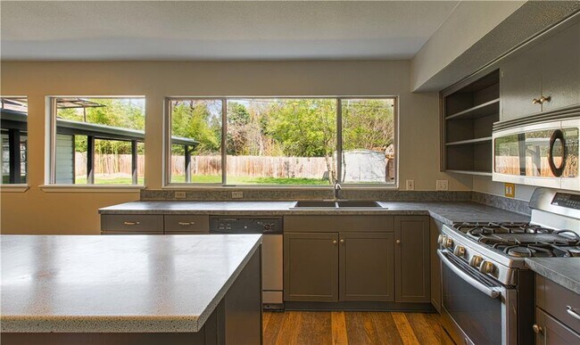 Building Photo - 6810 Willamette Dr