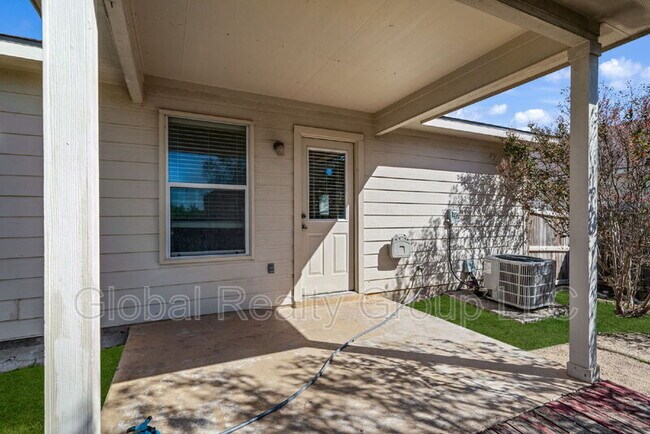 Building Photo - 113 Bronco Bend