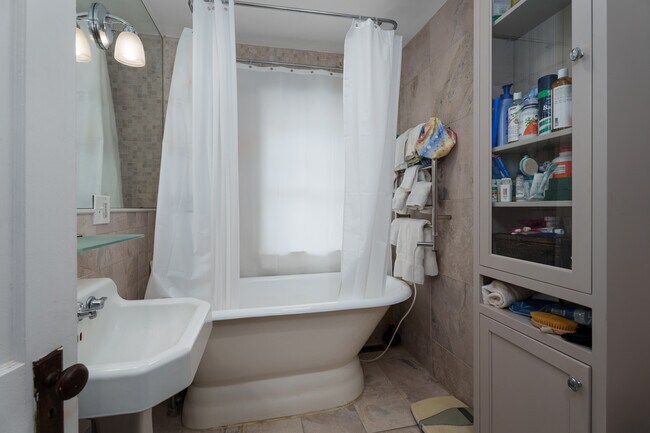 Building Photo - 44 Markham Rd