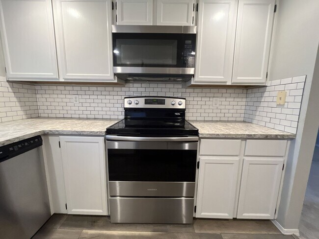 Building Photo - 2 Bed 2 Bath Corner Condo ~ Cedar Mill w/ Washer & Dryer, Parking and Pool! Convenient to Nike, S...