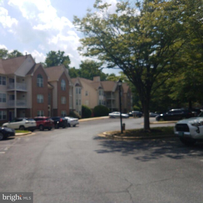 Building Photo - 9812 Lake Point Ct