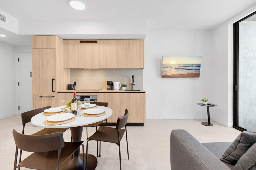 Building Photo - 501 NE 1st Ave