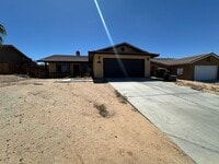 Building Photo - Welcome to this 4 bed 2 bath home!