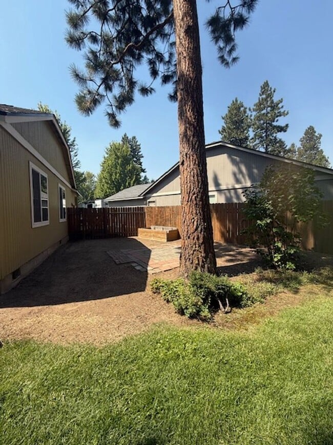 Building Photo - Charming Craftsman Home in SW Bend!