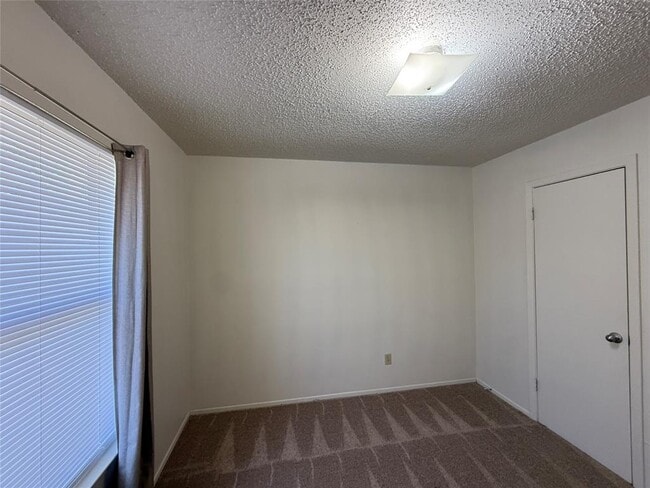 Building Photo - 8906 Pineridge Dr