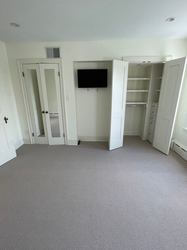 Building Photo - Georgetown Splendor with Garage Parking