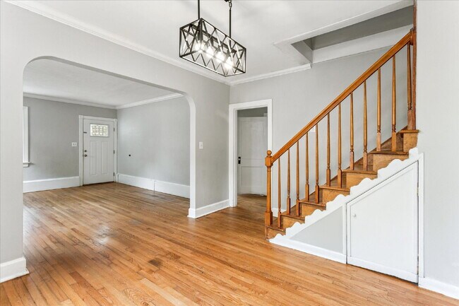 Building Photo - "Charming 3-Bedroom Retreat with 2 Full Baths in Hampton – Spacious 1494 Sq Ft Gem!"