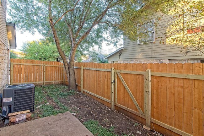 Building Photo - 2211 Creekside Ln
