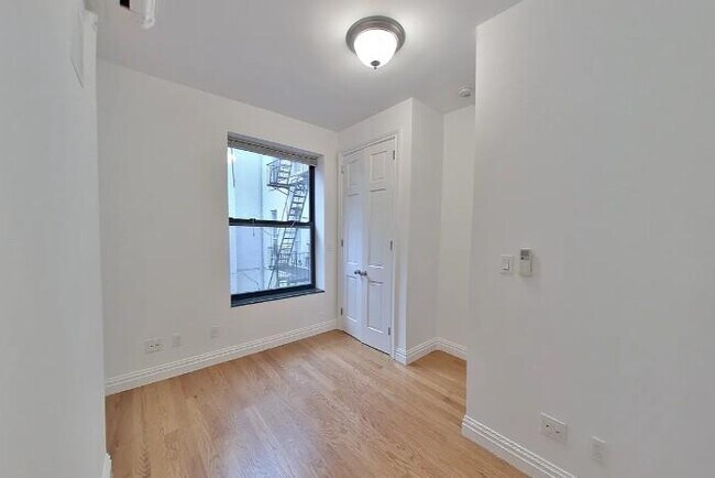 Building Photo - 3 bedroom in New York NY 10019