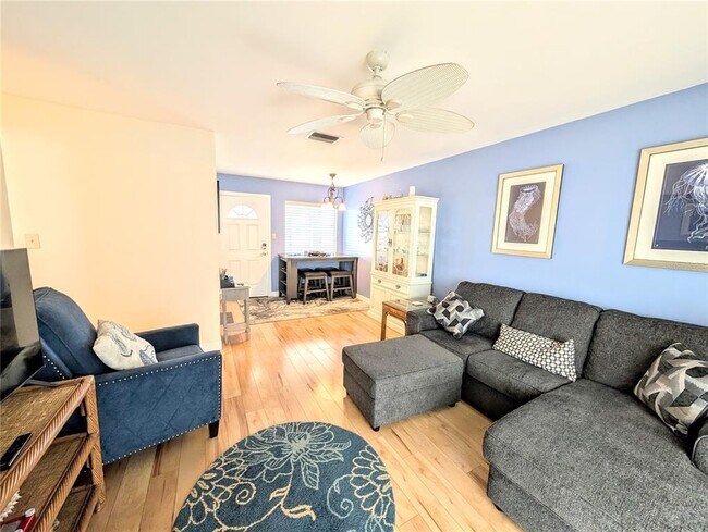 Building Photo - 1841 Sunny Dr