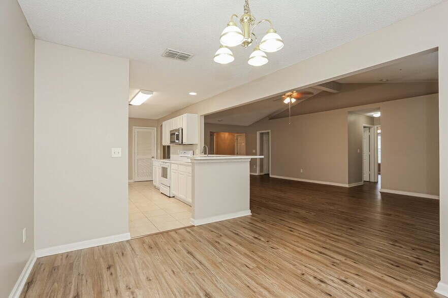 Building Photo - 10946 Lauren Oak Ln S