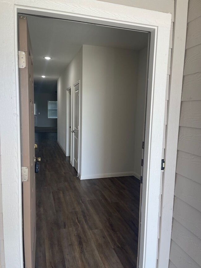Building Photo - Available for a July 2025 Move In-Modern 3...