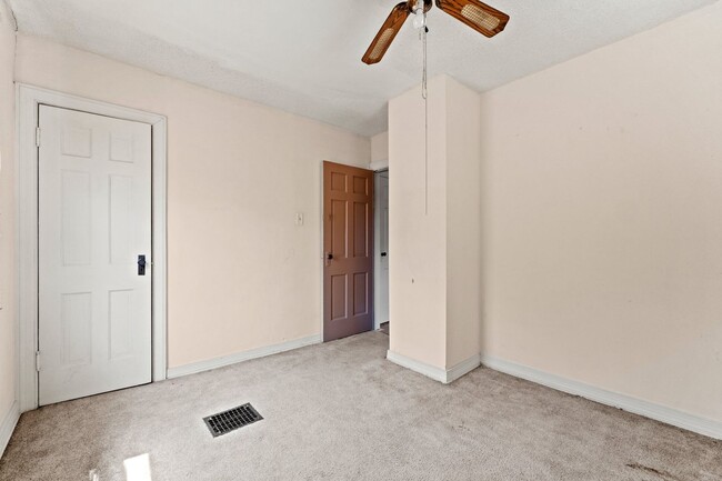 Building Photo - 3 bedroom available for a move very soon!