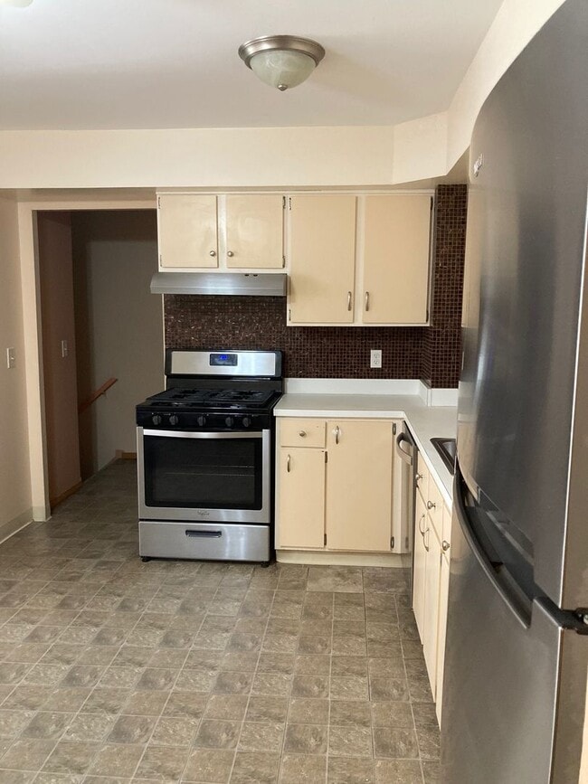 Building Photo - Spacious 3 Bedrooms 4 Bath  Condo with 2 C...