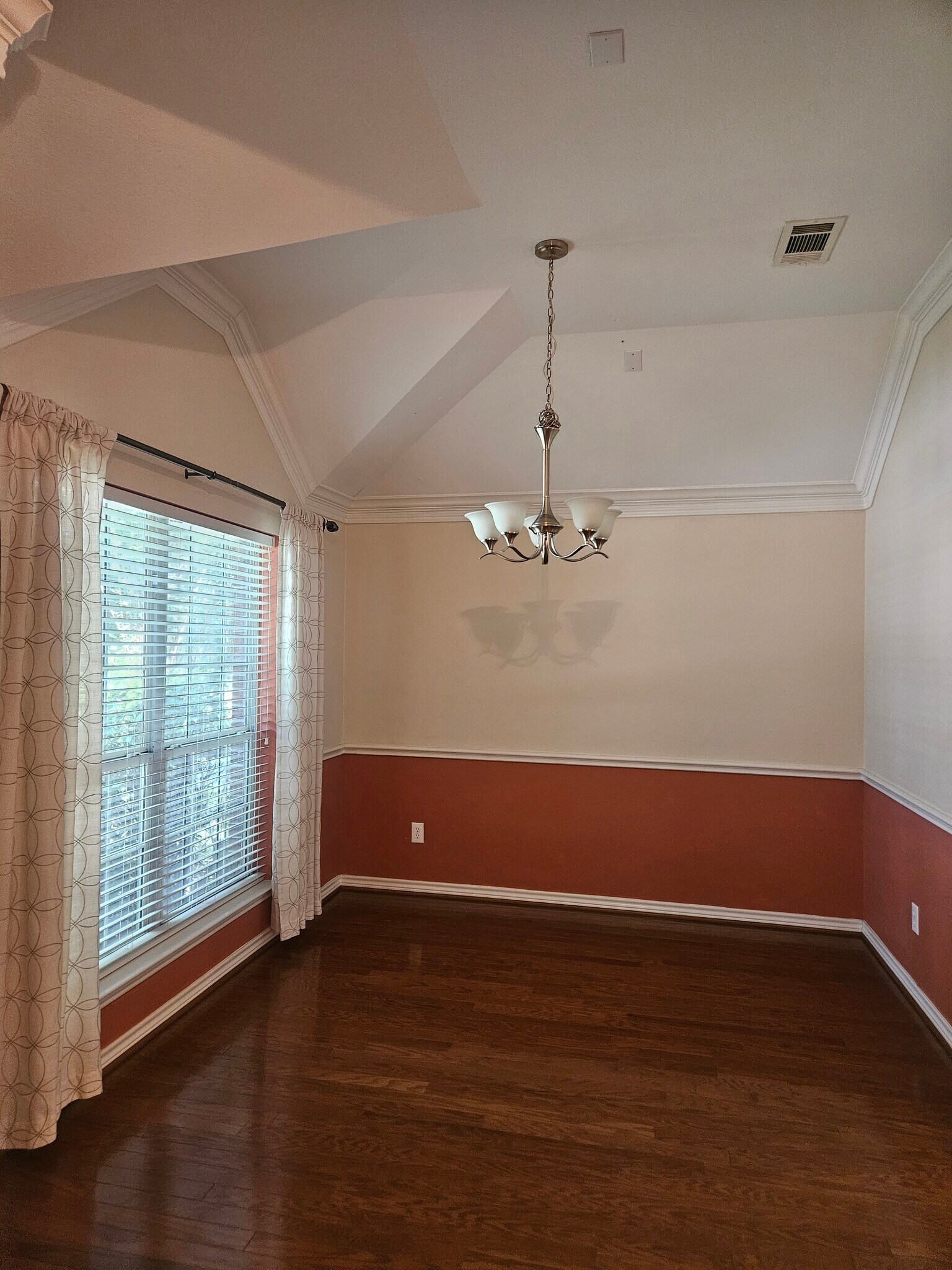 Building Photo - 8562 Robertson Dr