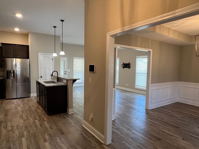 Building Photo - Beautiful Home that looks Brand New / First Full Month's Rent FREE with a 13 Month Lease!!