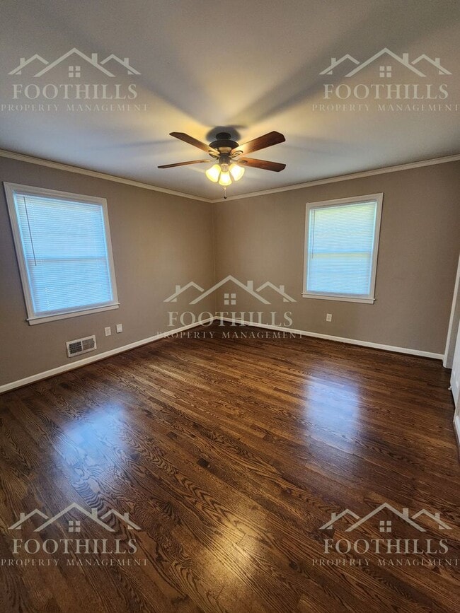 Building Photo - Freshly Renovated 3-Bed Home with Modern C...