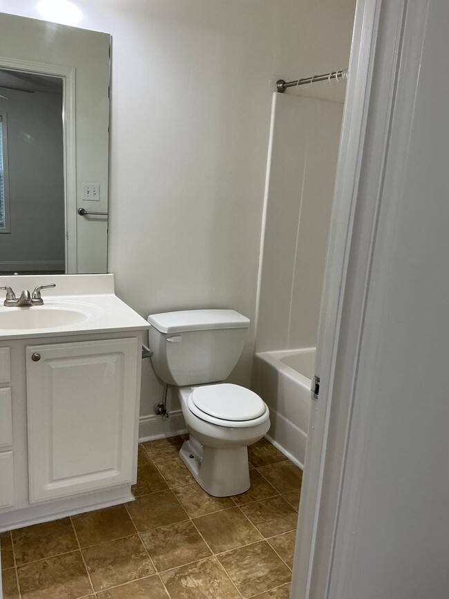 Building Photo - 2 BR 2.5 BA Condo in Gated Community- Mall...