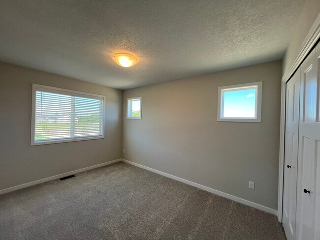 Building Photo - 601 Hart Ln