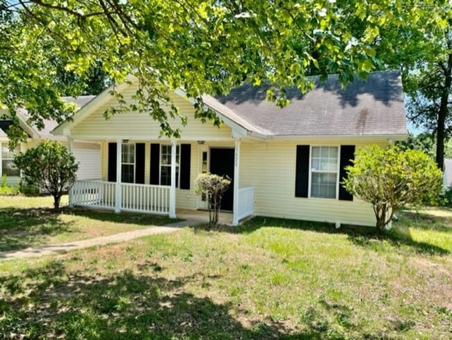 Building Photo - Charming ranch-style 2 Bedroom 1 Bath home in Pineville offering comfortable single-level living.