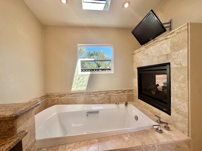 Building Photo - Meticulously Upgraded Single Family Home P...