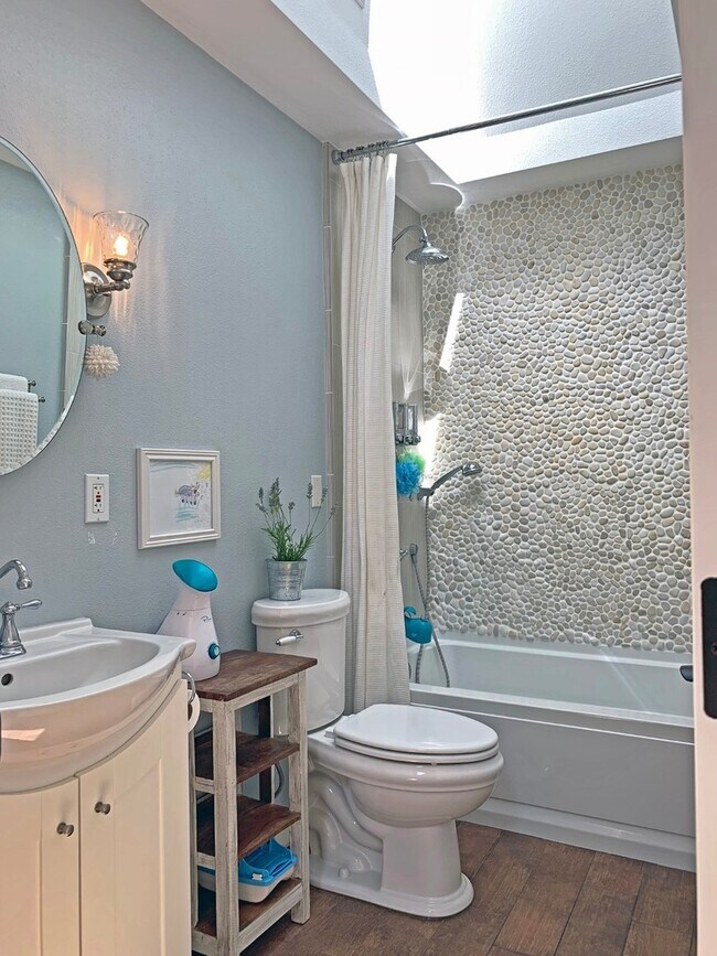 Building Photo - Beautiful 3 Bedroom, 2 Bathroom Remodeled Home & Solar!