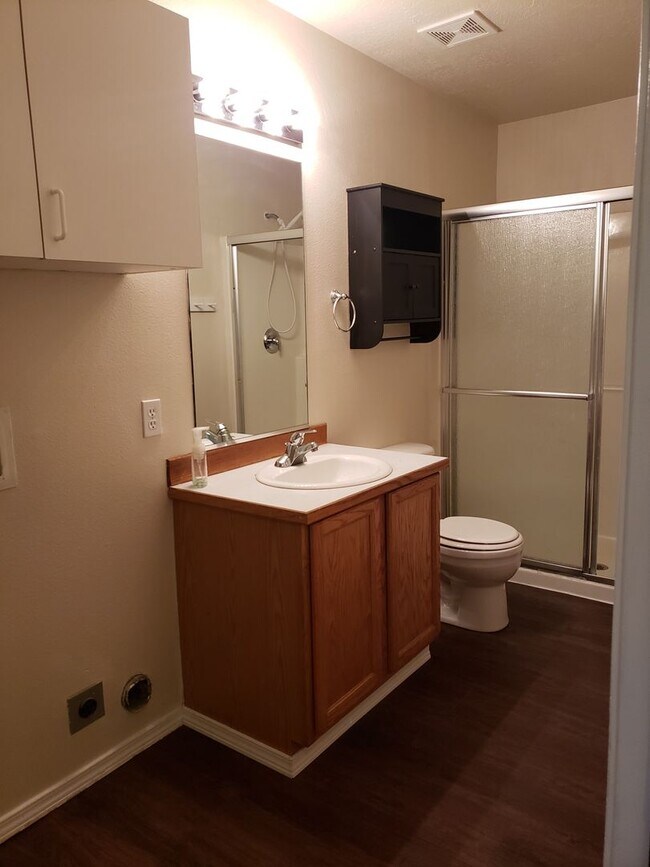 Building Photo - Wonderful Updated 3 bedroom 2 Bath 3 level Duplex in Post Falls.