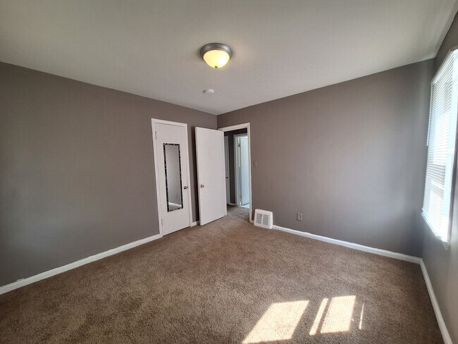 Building Photo - Come see your new home!