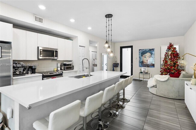 Building Photo - 7805 NW 104th Ave