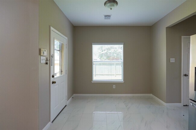 Building Photo - 2739 Honeysuckle Walk