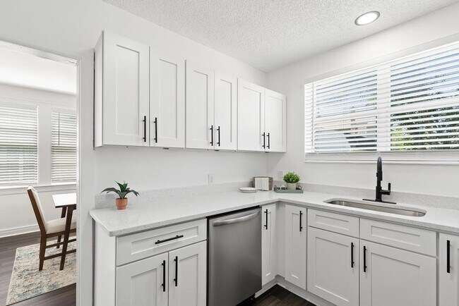 Building Photo - 1356 Lechlade St