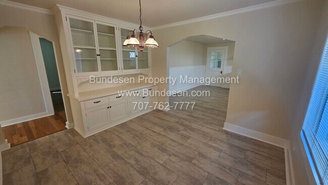 Building Photo - Charming Mid-Century Bungalow & Updated Co...