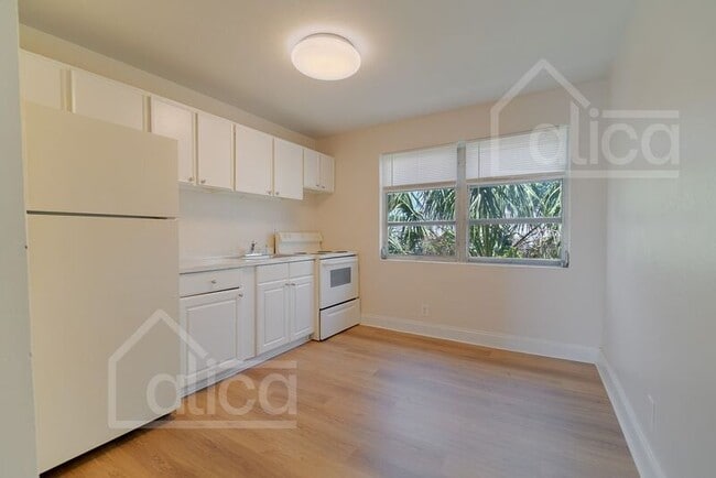 Building Photo - 801 N Sapodilla Ave