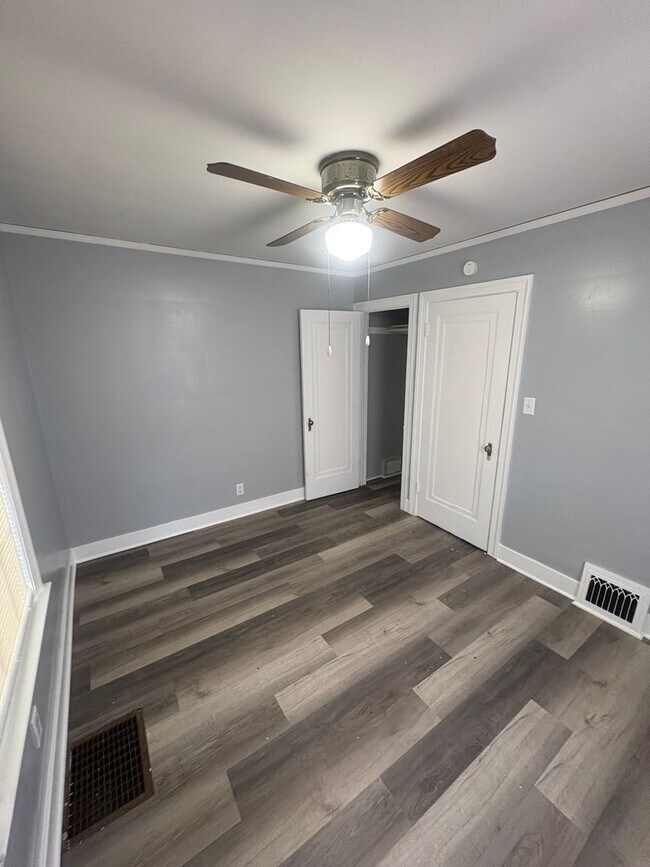 Building Photo - 2 Bedroom / 1 Bathroom Single family home in West Peoria