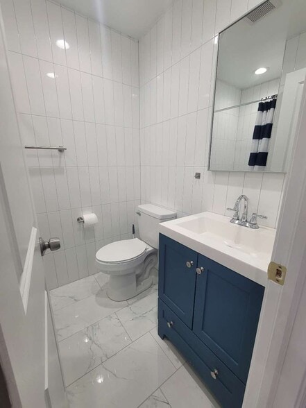 bath in bedroom 1 - 3219 Hamilton St