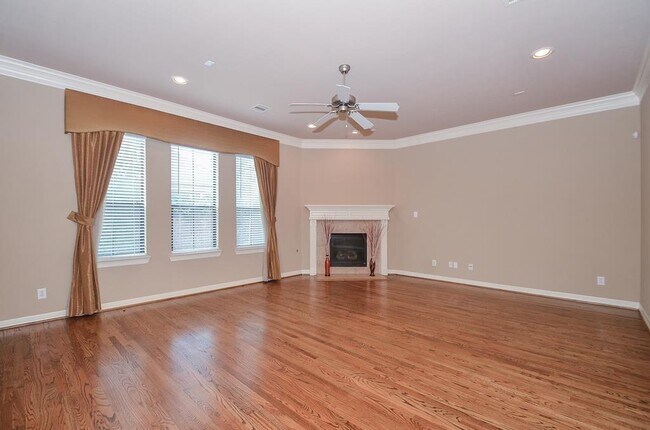 Building Photo - 3042 Royal Oaks Crest