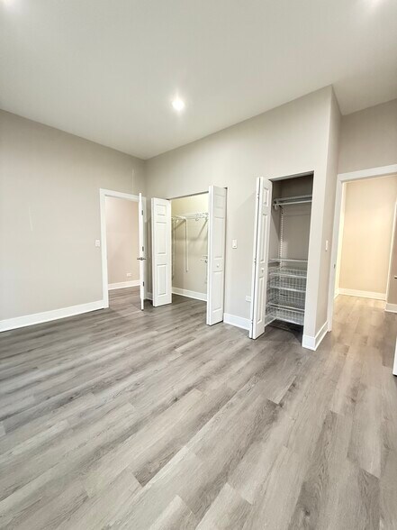 Building Photo - 5547 N Lincoln Ave