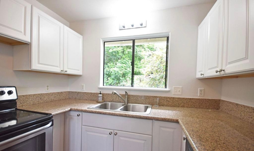 Building Photo - 44 -124 Ikeanani Dr