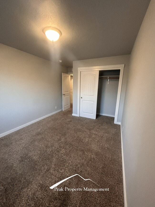 Building Photo - 2070 Kelly Dr