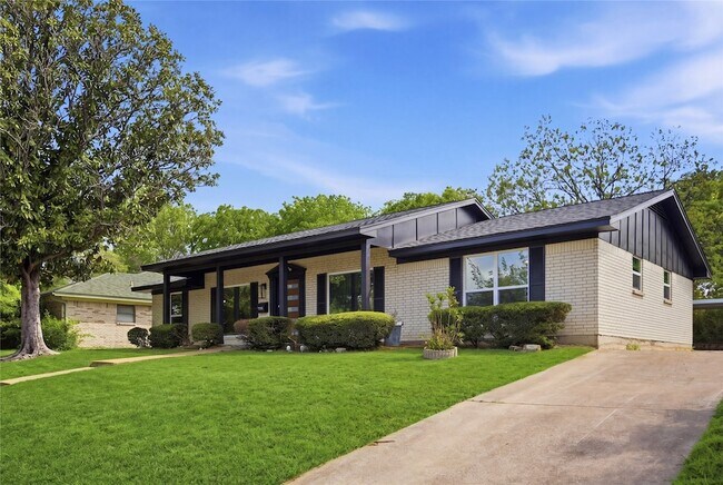 Building Photo - 3013 Conejos Dr